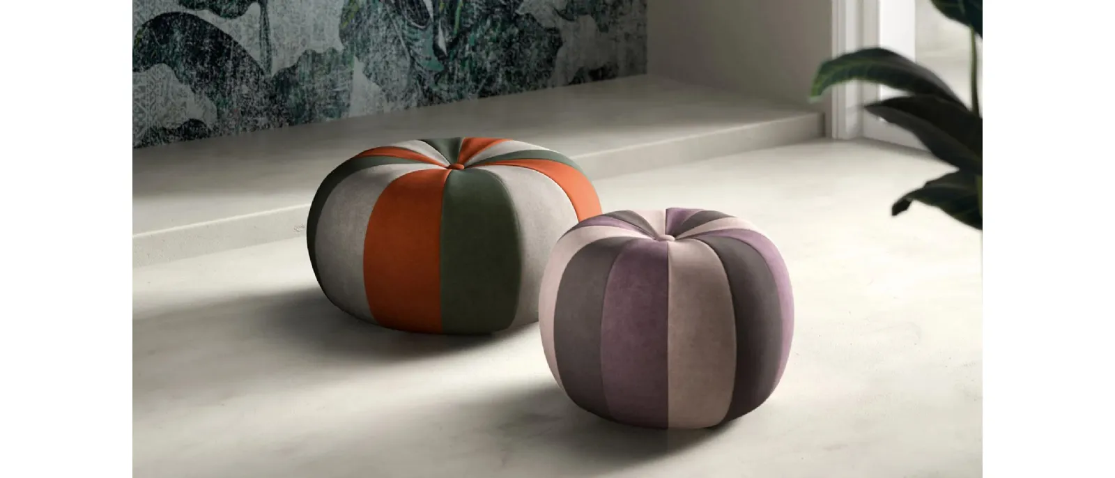 Pouf dalla forma tonda Bound in tessuto con lavorazione a spicchi colorati di Doimo Salotti