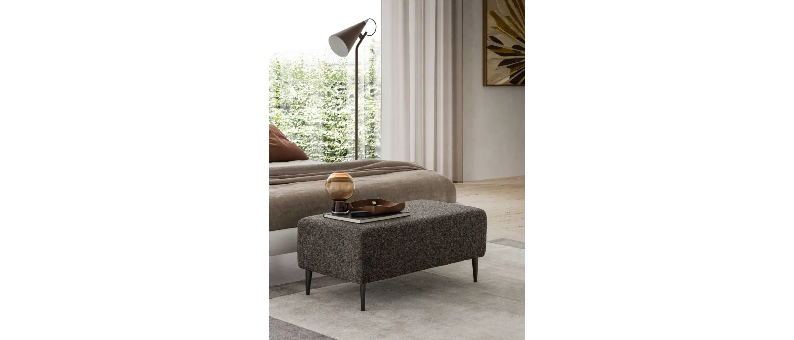Pouf Eline in tessuto con piedini in metallo di Le Comfort