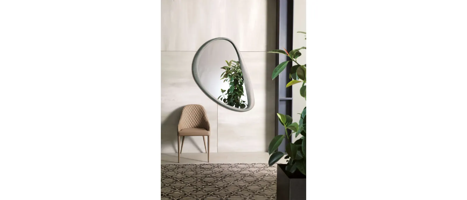 Specchio sagomato Soho con cornice in pelle di Ozzio