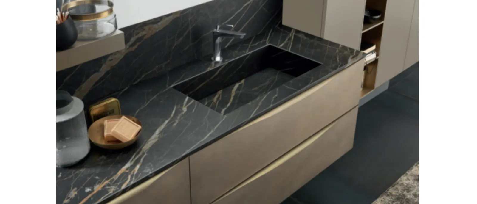 Mobile bagno sospeso M1 System C107 in laccato Metal Bronzo e Cenere opaco con top in gres porcellanato effetto marmo con vasca integrata di Baxar