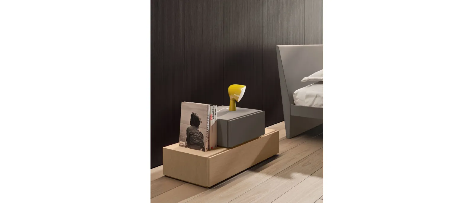 Comodino formato da 1 cassettone in Rovere e 1 cassetto laccato, Gruppo Compongo di Orme