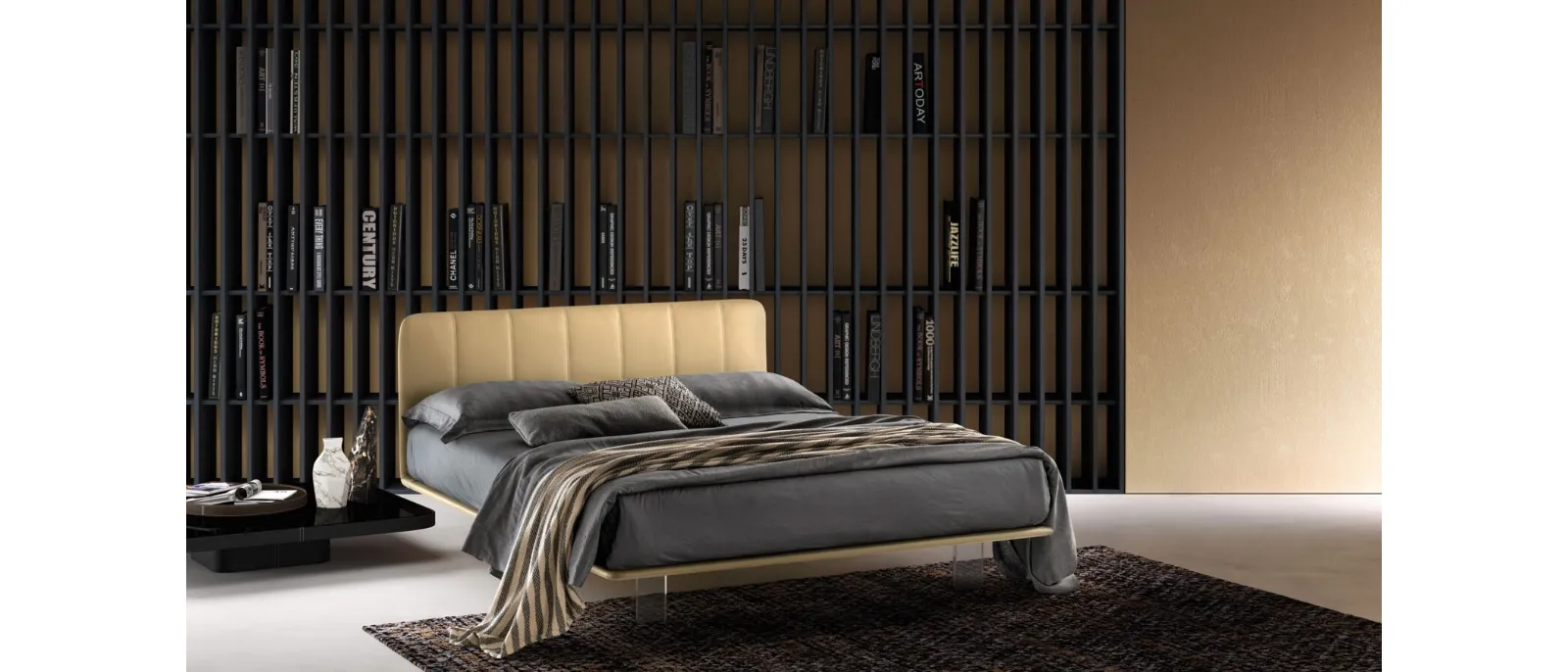 Letto in pelle con testiera trapuntata e piedini trasparenti Clever di Bside