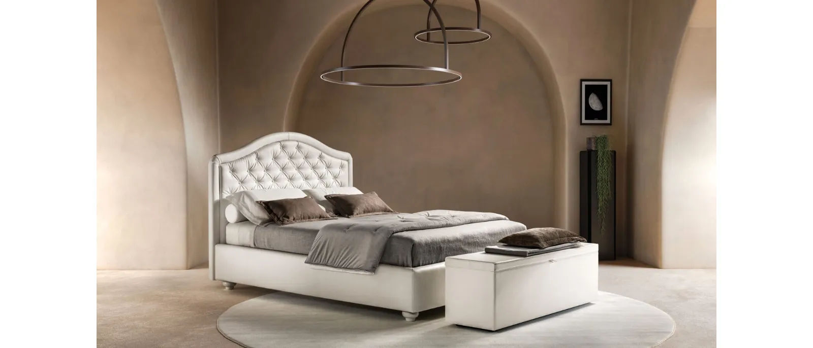 Letto in ecopelle con testiera sagomata e trapuntata Infinity di Bside