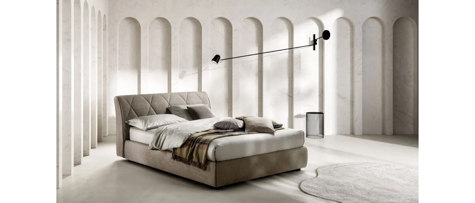 Letto in tessuto imbottito con testiera trapuntata Kilt di Bside