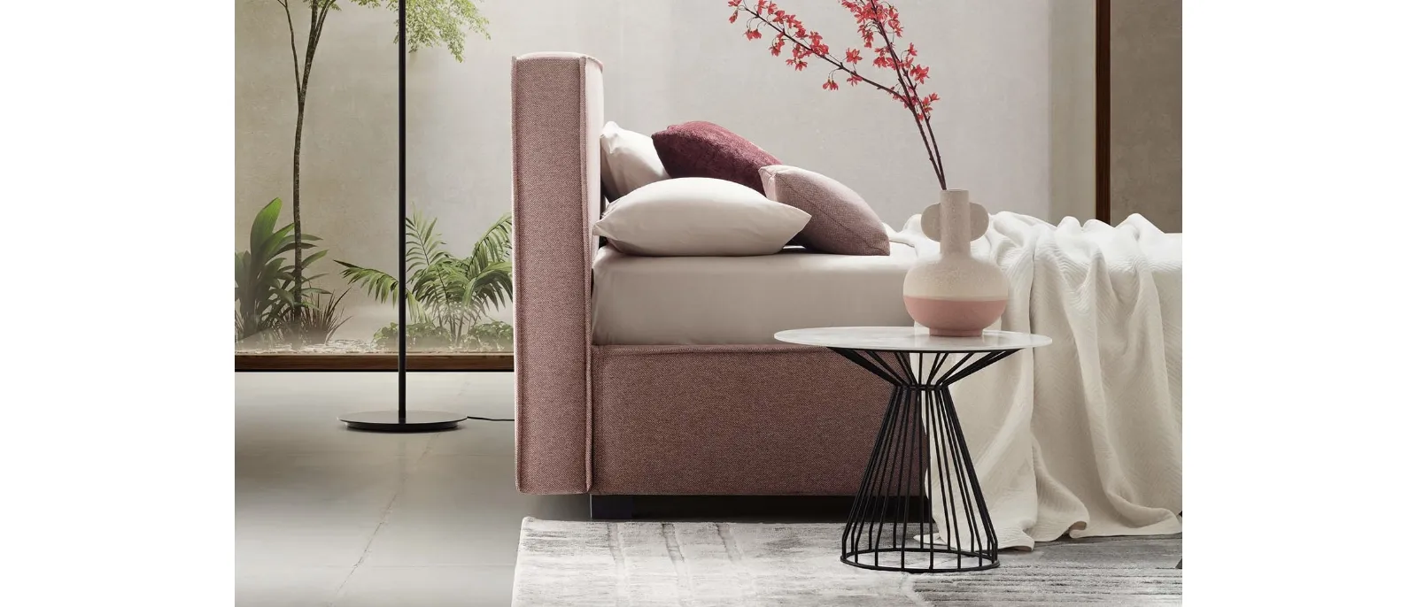 Letto in tessuto imbottito con testiera Ipanema di Le Comfort