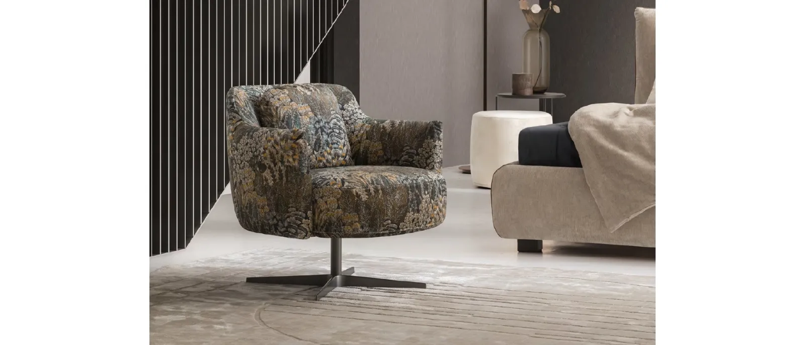 Poltrona girevole in tessuto con motivo floreale Shelley di Le Comfort