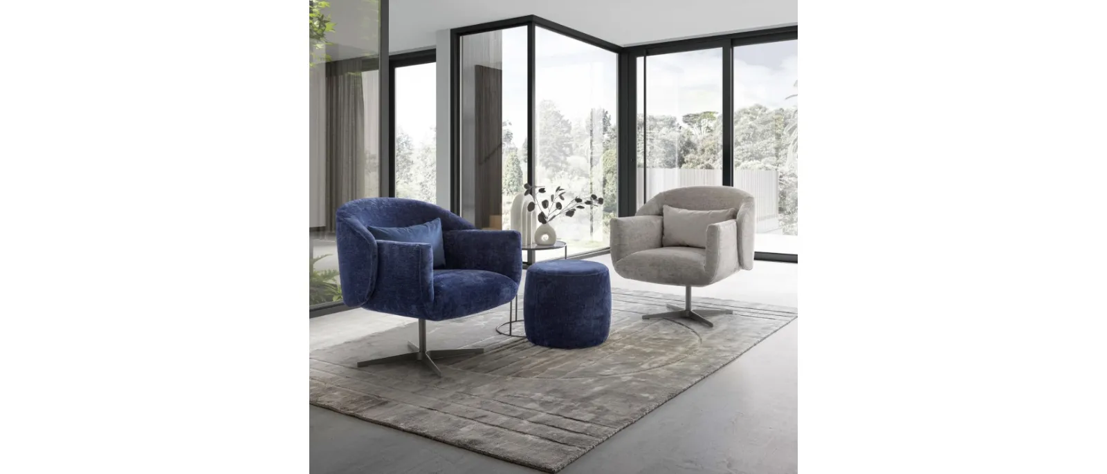 Poltroncina girevole rivestita in velluto Wrap di Le Comfort
