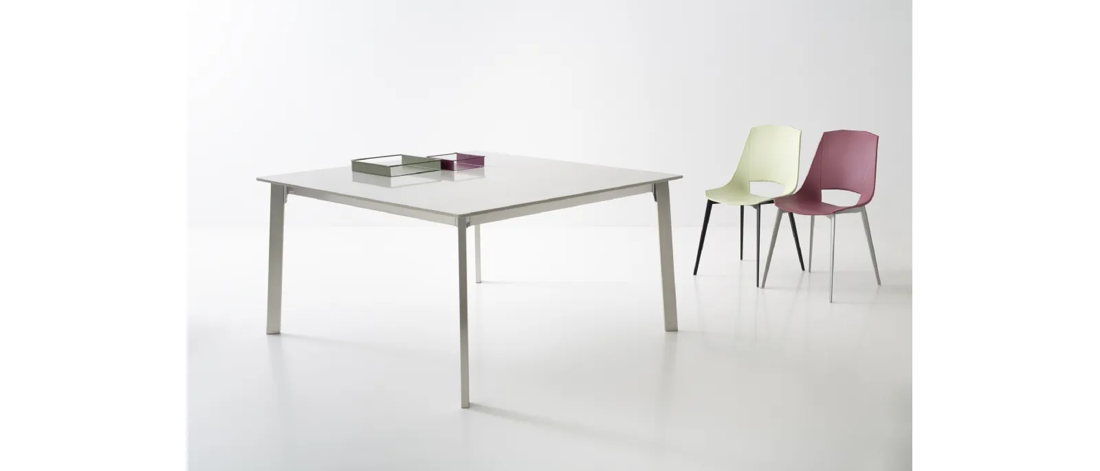 Sedia Eva 1 in polipropilene con gambe in alluminio di Pointhouse