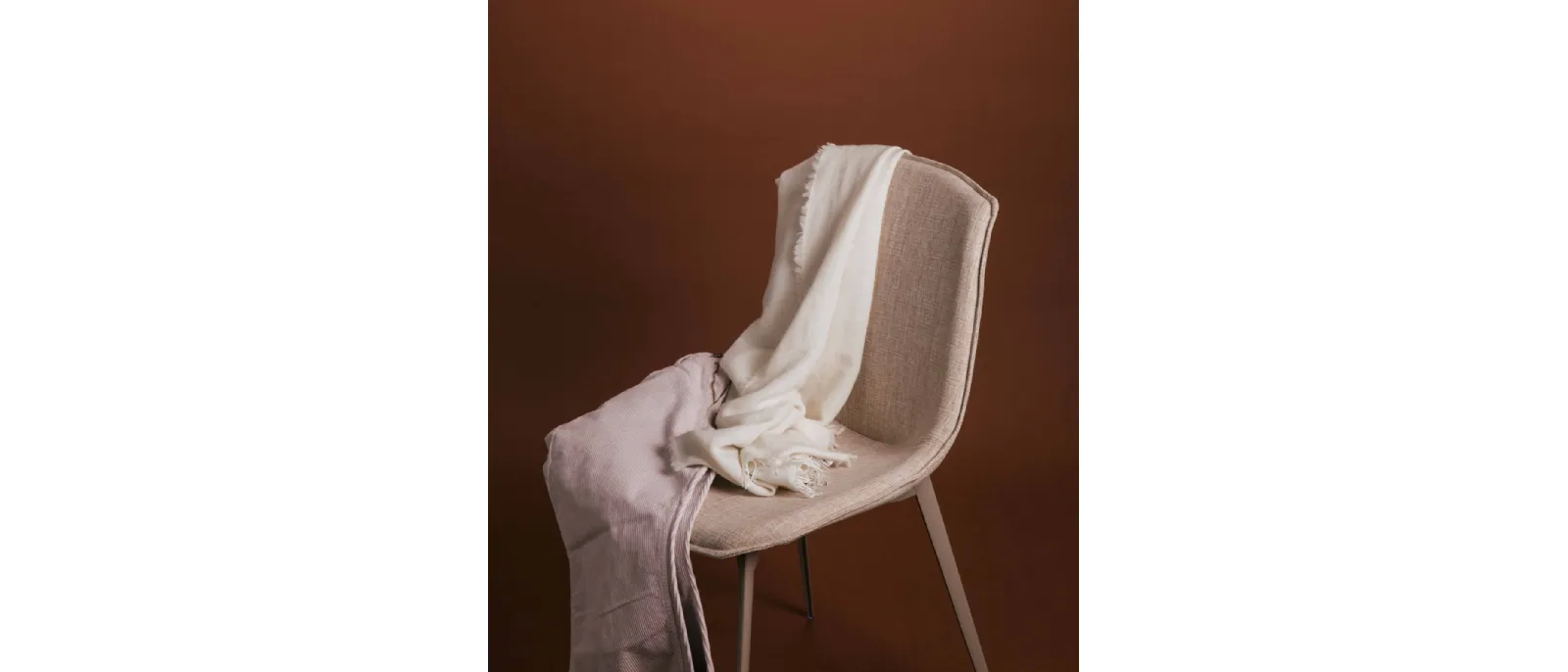 Sedia Eva 1 Soft in tessuto imbottito con gambe in alluminio di Pointhouse