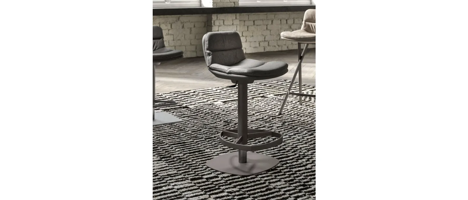 Sgabello imbottito Marlon di Ozzio