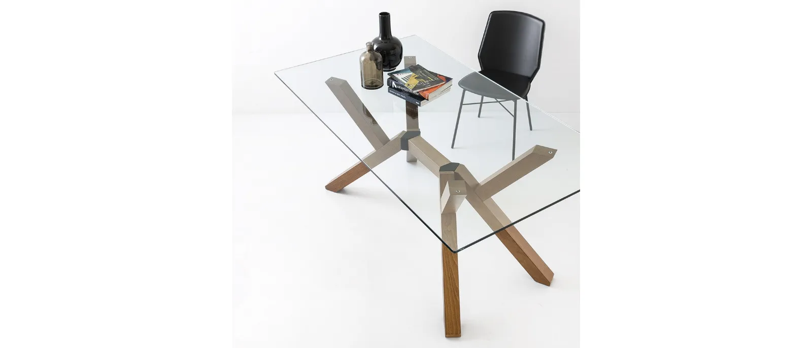 Tavolo Mikado con top in vetro e gambe in legno di Connubia