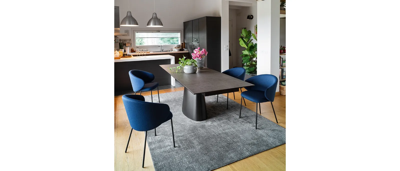 Tavolo Ellisse con top in ceramica e base monolitica in lamiera di Connubia