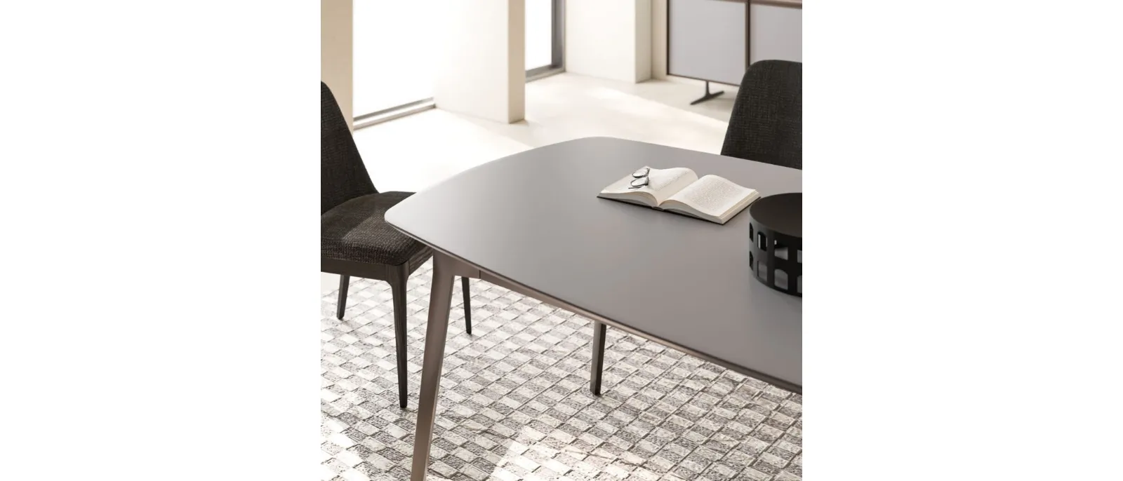 Tavolo Luis con top in laccato opaco Artico di Orme